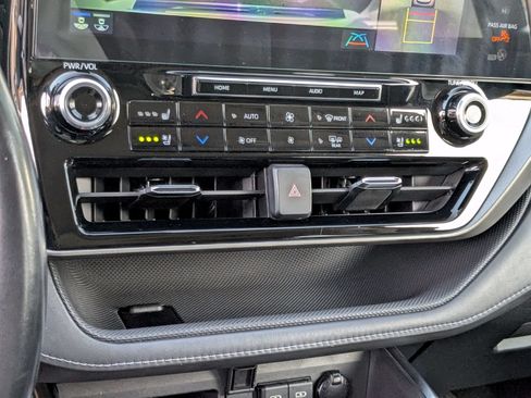 Used 2021 Toyota Highlander Limited FWD image 13