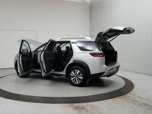 Used 2025 Nissan Pathfinder SL FWD image 14