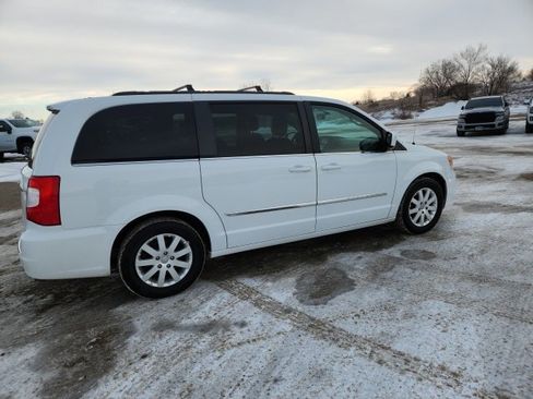 Used 2016 Chrysler Town & Country Touring image 8