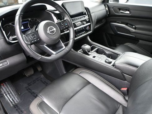 Used 2024 Nissan Pathfinder SL AWD/4WD image 2