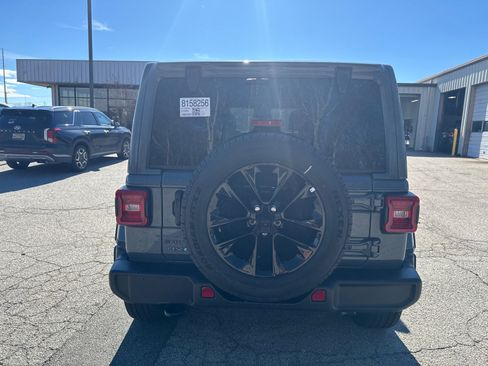 Used 2025 Jeep Wrangler Sahara image 6