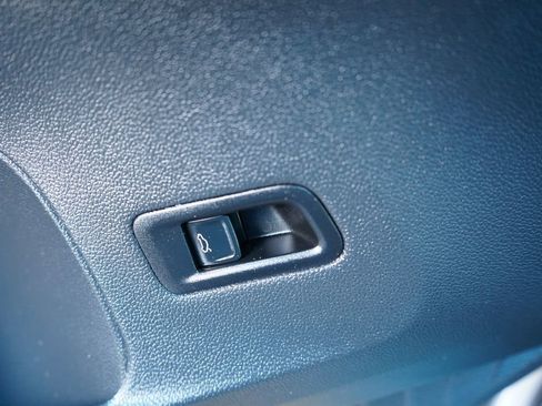 Used 2025 Volkswagen Atlas SE image 32