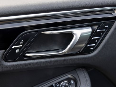 Certified 2025 Porsche Macan image 22