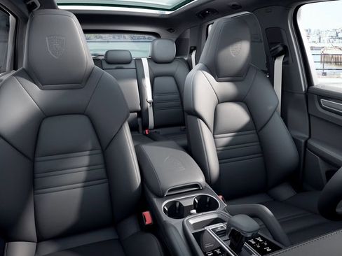 Certified 2023 Porsche Cayenne S Platinum image 6