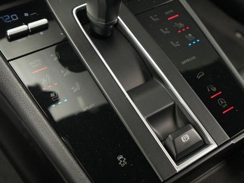 Used 2022 Porsche Macan AWD/4WD image 40