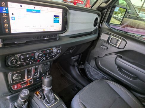 Used 2025 Jeep Wrangler Sport AWD/4WD image 18