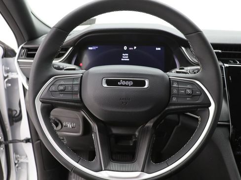 Used 2025 Jeep Grand Cherokee Altitude AWD/4WD image 16