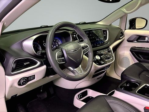 Used 2024 Chrysler Pacifica Touring-L image 17