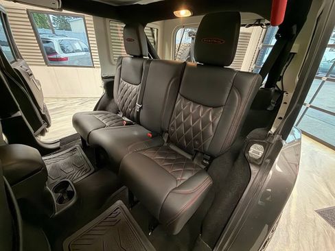 Used 2016 Jeep Wrangler Unlimited Rubicon w/ Connectivity Group AWD/4WD image 7