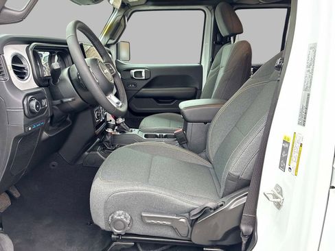 Certified 2025 Jeep Wrangler Unlimited Sahara w/ Safety Group AWD/4WD image 21