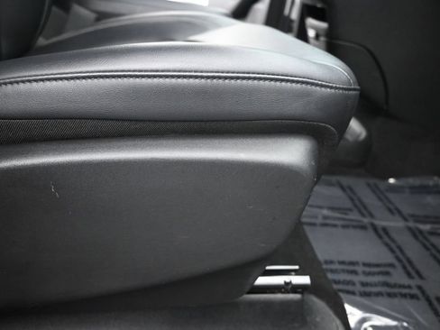 Used 2024 Chrysler Pacifica Limited FWD image 12