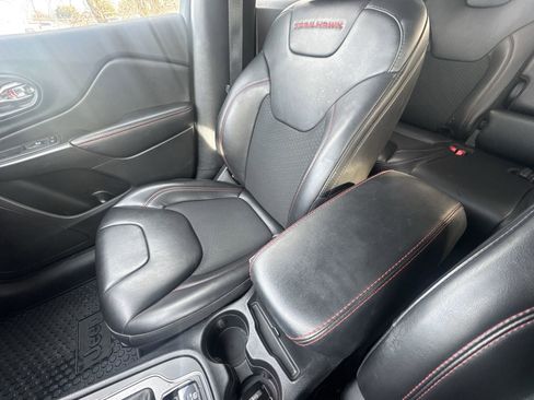 Used 2019 Jeep Cherokee Trailhawk w/ Cold Weather Group image 19