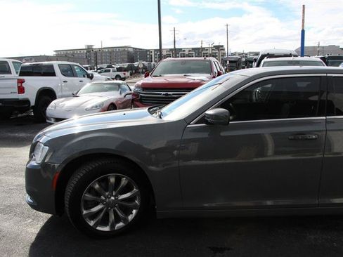 Used 2019 Chrysler 300 Touring image 5