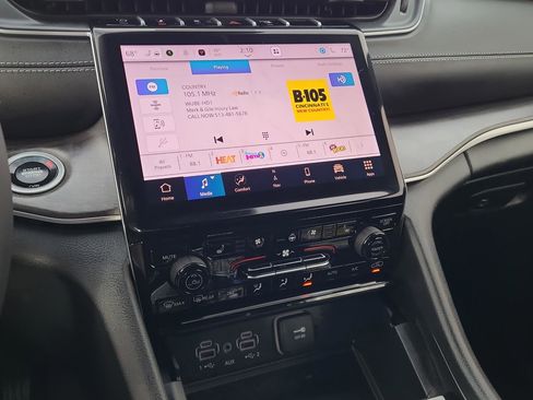 Used 2025 Jeep Grand Cherokee L Limited w/ Luxury Tech Group II image 21