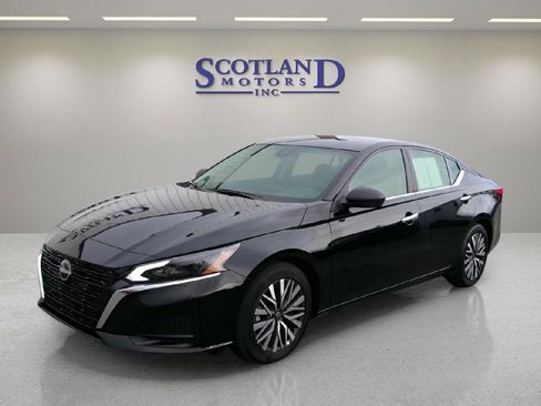 Used 2025 Nissan Altima 2.5 SV FWD image 2