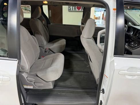 Used 2015 Toyota Sienna LE AWD/4WD image 34