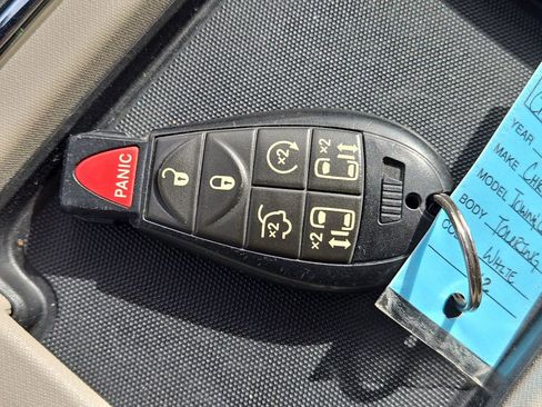 Used 2011 Chrysler Town & Country Touring-L image 32