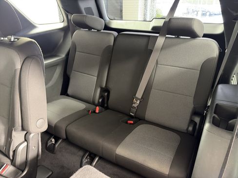 Used 2023 Chevrolet Traverse LT w/ Rear Camera Mirror Package AWD/4WD image 8