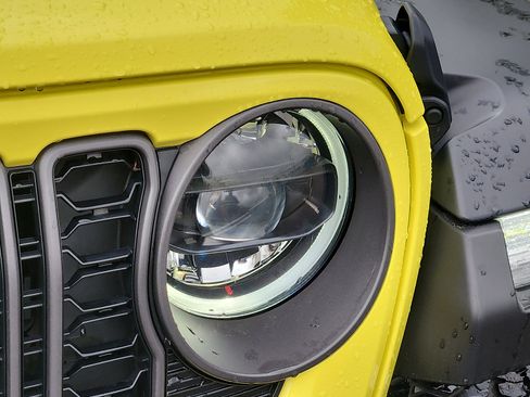Used 2024 Jeep Wrangler Unlimited Rubicon 4xe AWD/4WD image 9