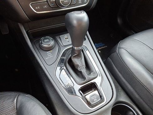 Certified 2019 Jeep Cherokee Limited image 17