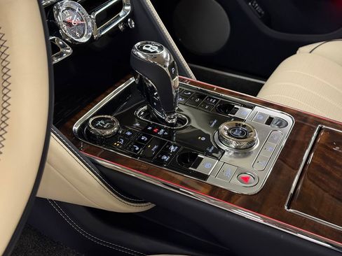 Used 2022 Bentley Flying Spur Plug-In Hybrid image 59