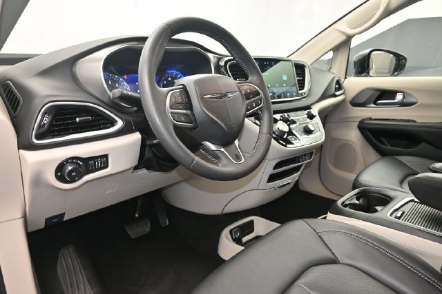Used 2024 Chrysler Pacifica Touring-L FWD image 8