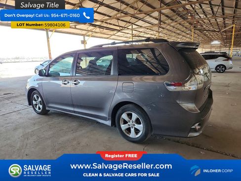 Used 2013 Toyota Sienna SE FWD image 3