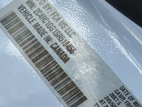 Used 2025 Chrysler Pacifica Limited image 34