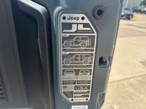 Used 2025 Jeep Wrangler Unlimited Sahara w/ Safety Group AWD/4WD image 12