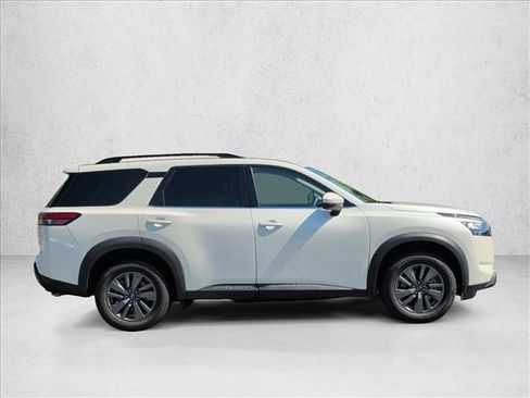 Used 2024 Nissan Pathfinder SV FWD image 4