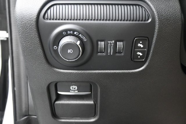 Used 2024 Jeep Wagoneer L Series II RWD image 25