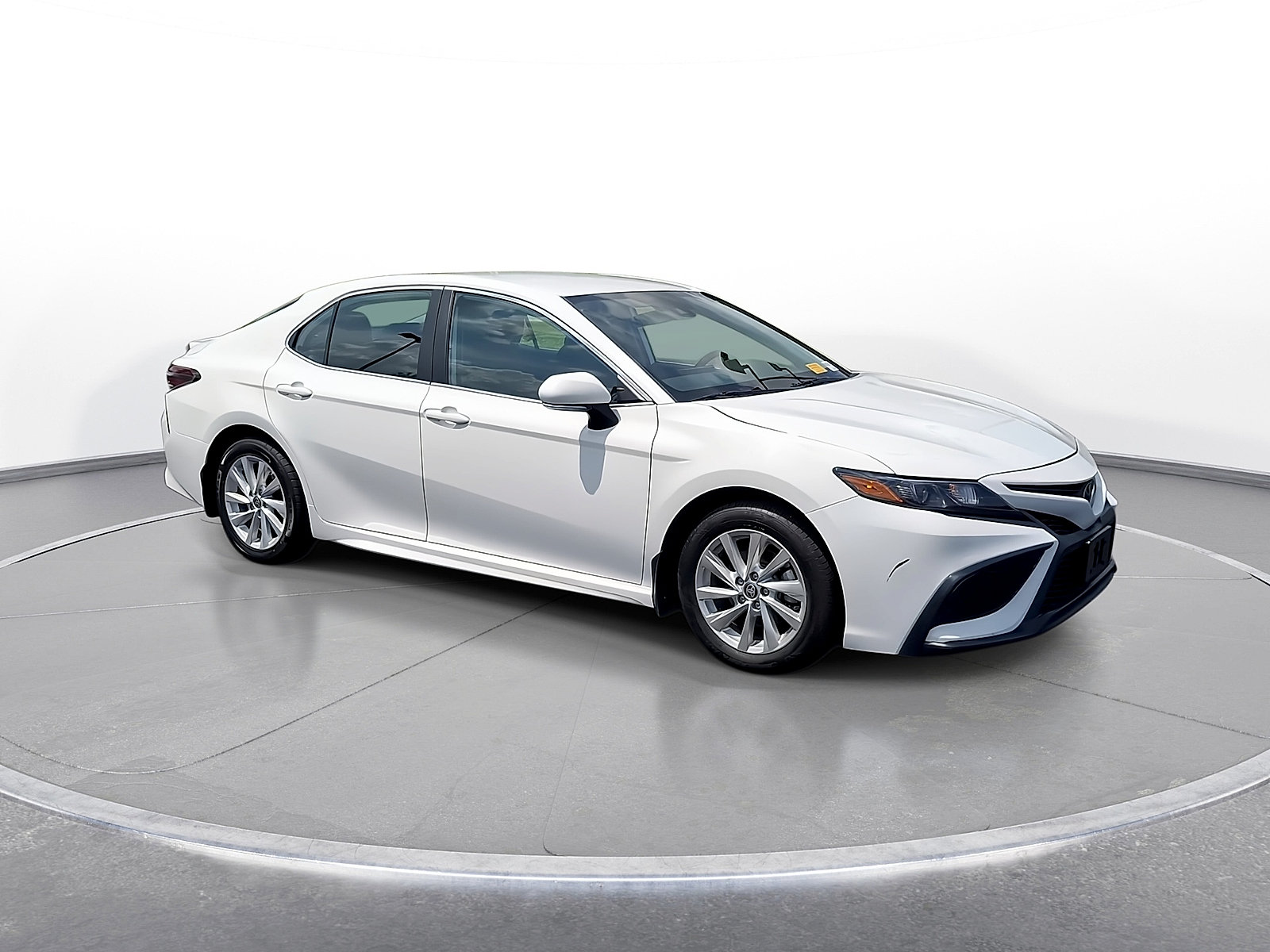 Used 2024 Toyota Camry SE FWD image 2