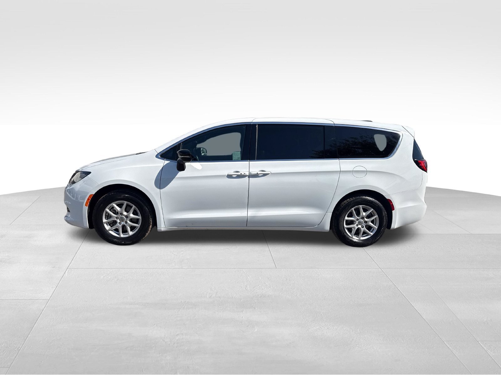 Used 2025 Chrysler Voyager LX FWD image 2