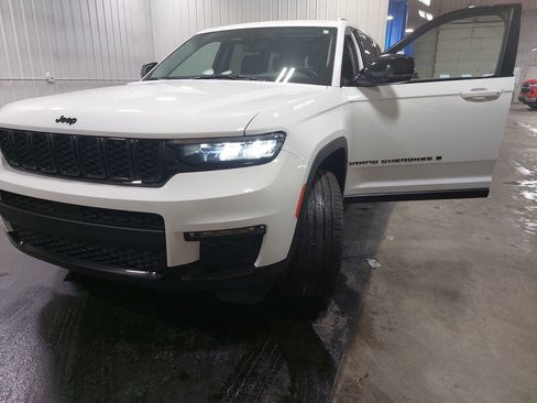 Used 2023 Jeep Grand Cherokee L Limited w/ Black Appearance Package image 32