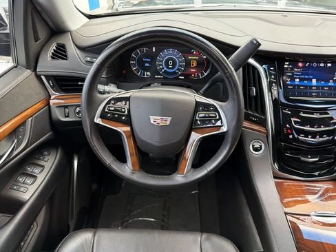 Used 2017 Cadillac Escalade Luxury image 16