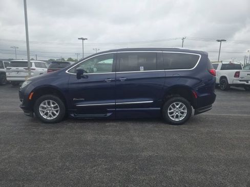 Used 2020 Chrysler Pacifica Touring-L FWD image 4