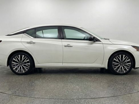 Used 2025 Nissan Altima 2.5 SV FWD image 11