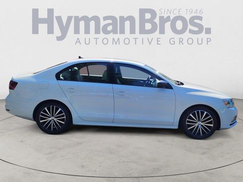 Used 2016 Volkswagen Jetta Sport FWD image 2