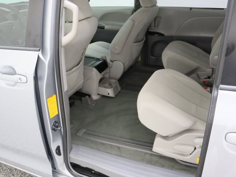 Used 2014 Toyota Sienna LE FWD image 24