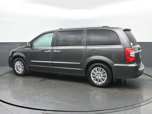 Used 2015 Chrysler Town & Country Limited image 3