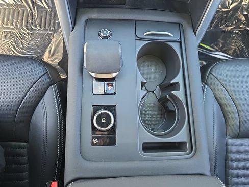 Certified 2025 Land Rover Discovery Dynamic SE AWD/4WD image 27