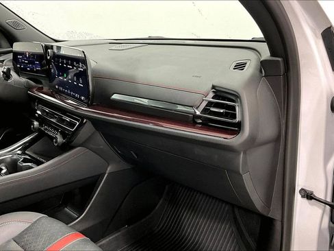 Used 2024 Chevrolet Traverse RS AWD/4WD image 19