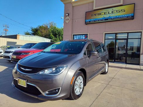 Used 2018 Chrysler Pacifica Touring-L FWD image 8