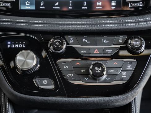 New 2026 Chrysler Pacifica Limited image 22