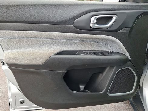 Used 2024 Jeep Compass Latitude image 12