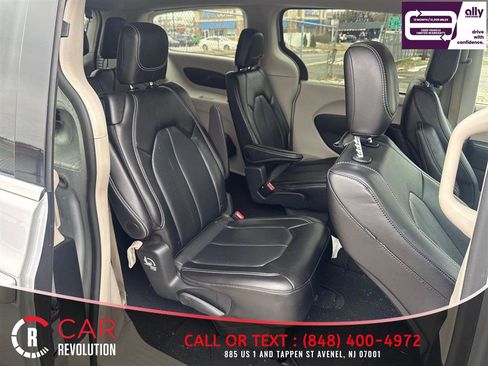 Used 2024 Chrysler Pacifica Touring-L image 28