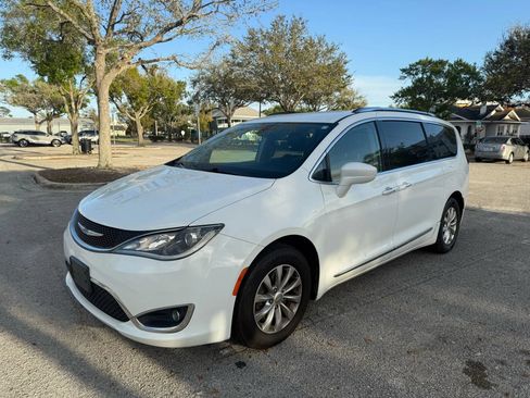 Used 2018 Chrysler Pacifica Touring-L FWD image 2
