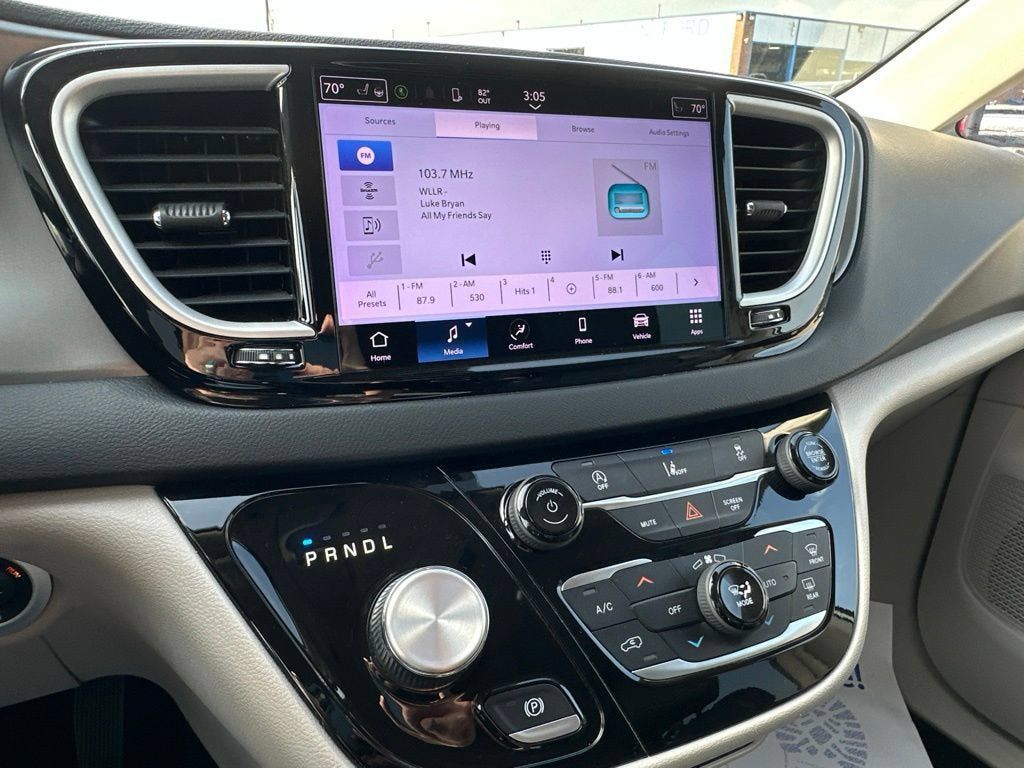 Used 2022 Chrysler Pacifica Touring-L FWD image 19
