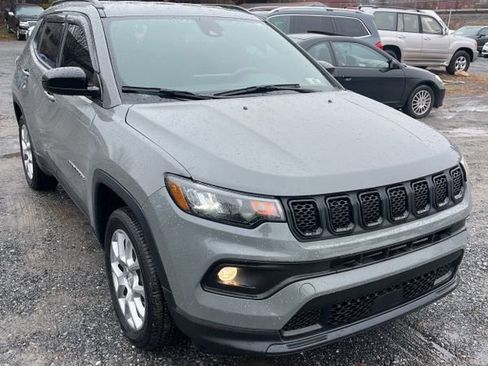 Used 2023 Jeep Compass Latitude image 11