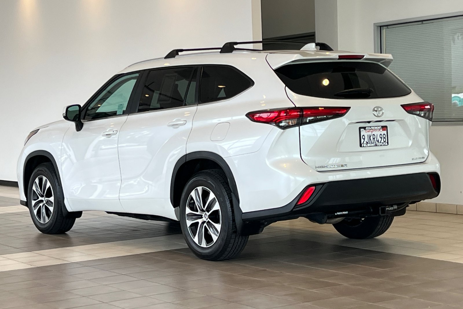 Used 2023 Toyota Highlander XLE AWD/4WD image 6
